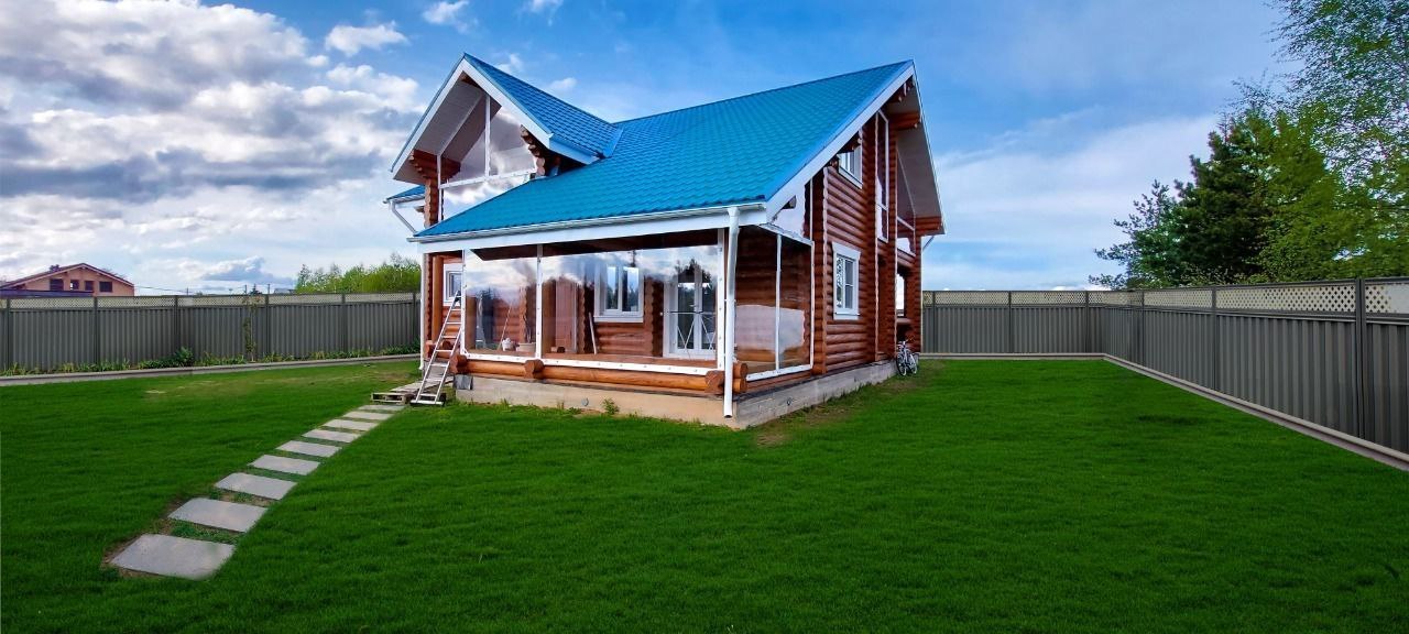 Мягкие окна на веранде загородного дома в Лесной Поляне